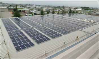 屋上の太陽光発電パネル